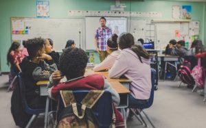 alunos recebendo feedback